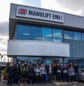 Les élèves du programme Électromécanique de systèmes automatisés du Centre de formation professionnelle Pierre‑Dupuy ont vécu une journée de formation unique chez Manulift EMI.