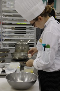 Sherine Haeck lors des compétitions tenues dans le cadre des Olympiades canadiennes des Métiers et des Technologies. L’élève du CFP Jacques-Rousseau a démontré son savoir-faire et détient maintenant la médaille d’or en cuisine!