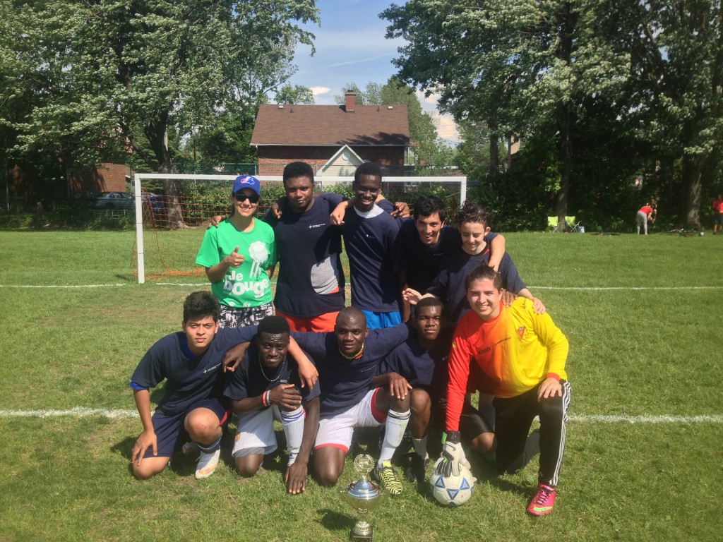 L’équipe du CÉA Antoine-Brossard, grande gagnante du Tournoi de soccer de la persévérance scolaire du Service de la formation professionnelle et de l’éducation des adultes de la CSMV. 